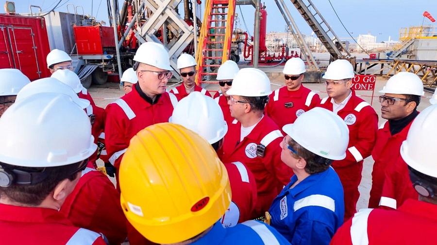 وزير البترول يلتقي العاملين بشركة الحديثة للحفر المصرية بالكويت